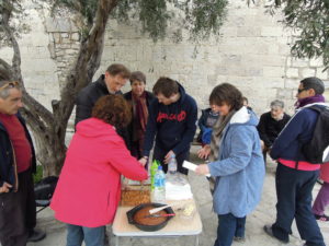 Le goûter sur la place de Ste Croix de Quintillargues