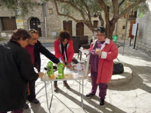 Le goûter sur la place de Ste Croix de Quintillargues