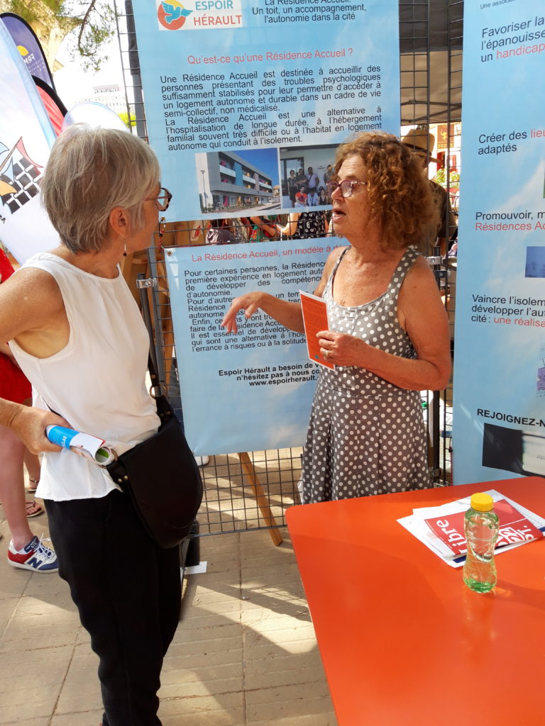 Une bénévole d'Espoir Hérault répond aux questions du visiteurs