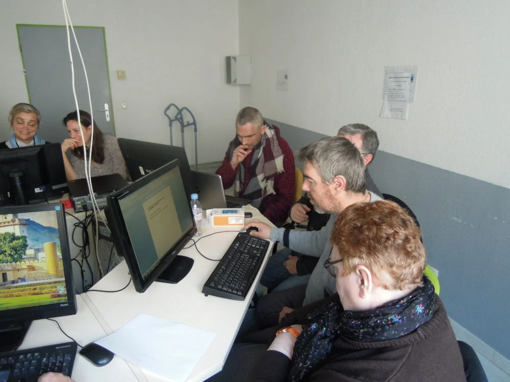 Les résidents d'APSH34 dans le local informatique du lieu ressources