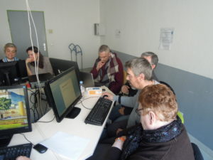 Les résidents d'APSH34 dans le local informatique du lieu ressources
