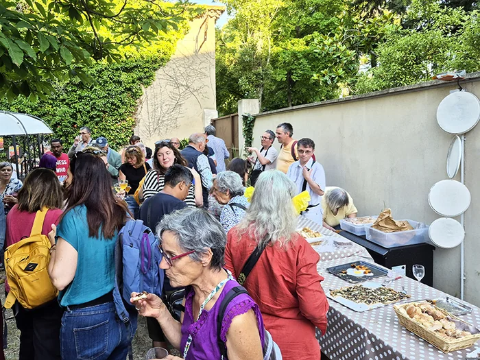 Adhérents et invités du GEM Lesseps réunis autour du buffet dans le jardin