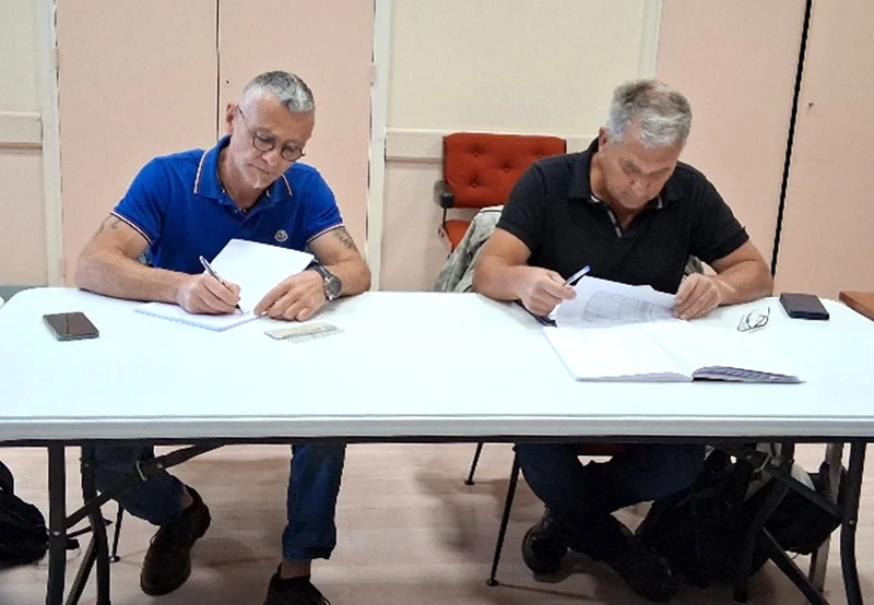 Franck Leleu, administrateur, et Olivier Suffit, vice-président d’Espoir Hérault, prennent des notes à la table de réunion en mairie de Pézenas